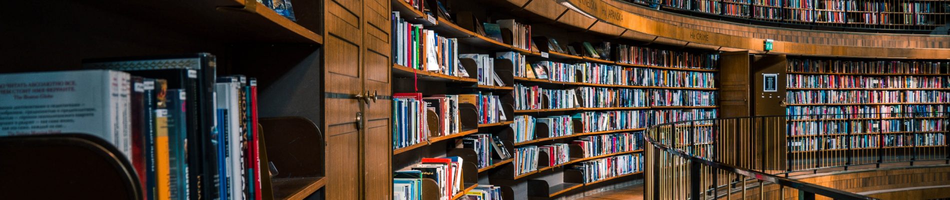 Une salle circulaire avec des étagères remplies de livres.