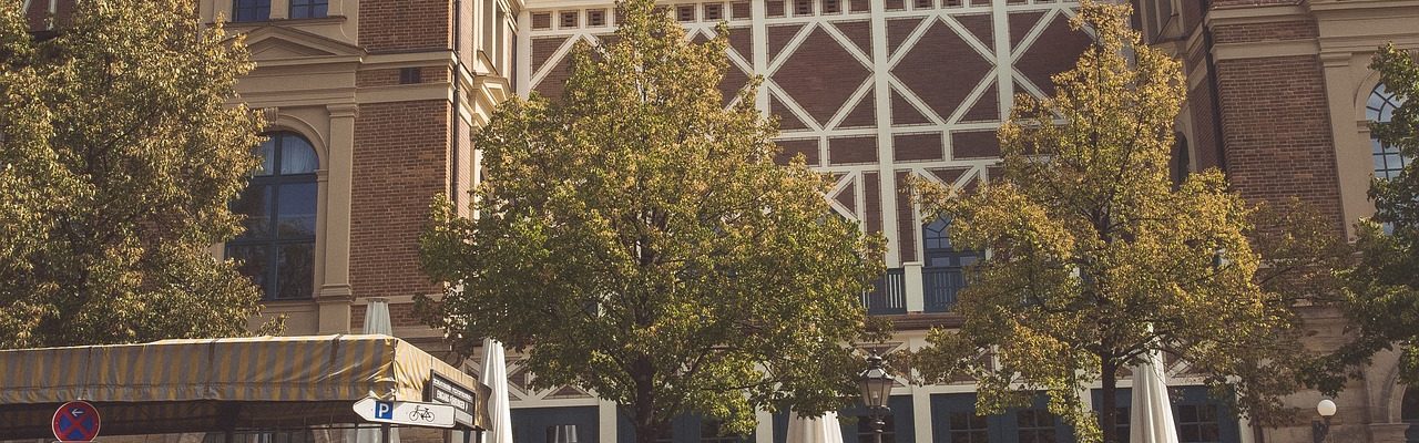 Un passage piéton menant à un imposant bâtiment.